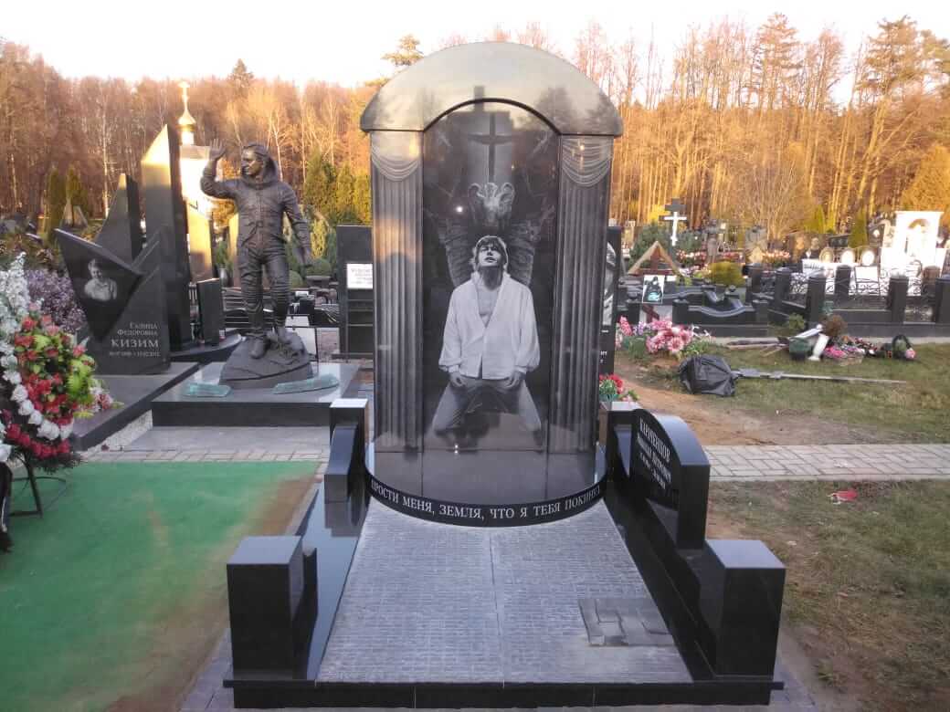 Памятник Караченцову Николаю Петровичу